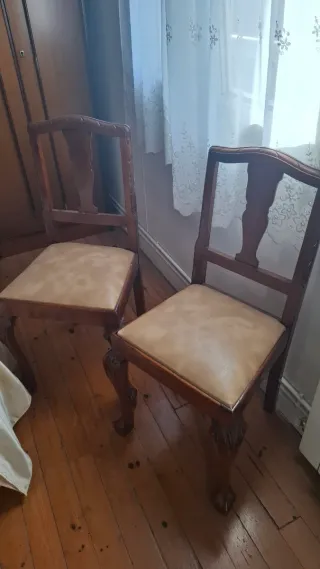 Sillas de madera talladas.
