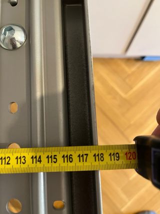 Mesa de oficina metálica con ruedas