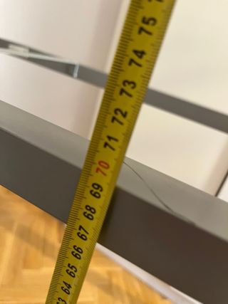 Mesa de oficina metálica con ruedas