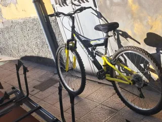 Bicicleta de montaña negra y amarilla