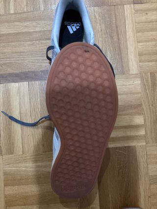 Zapatillas Adidas Grises y Blancas