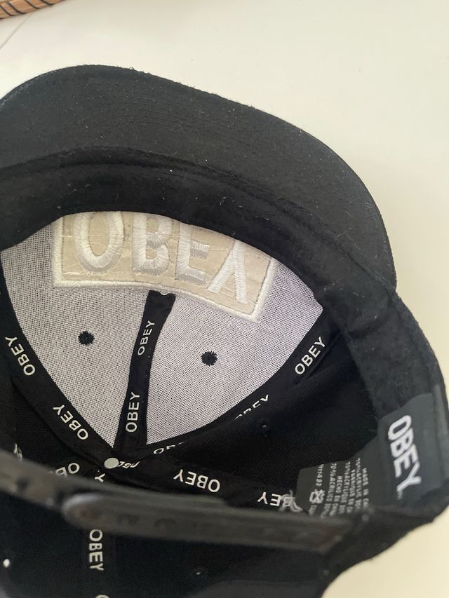 Gorra OBEY Negra Roja