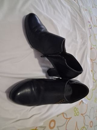 Botitas de cuero negras con tachuelas