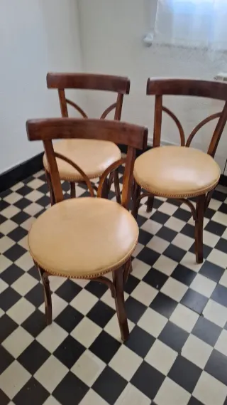 Juego de 3 Sillas de Madera y Piel