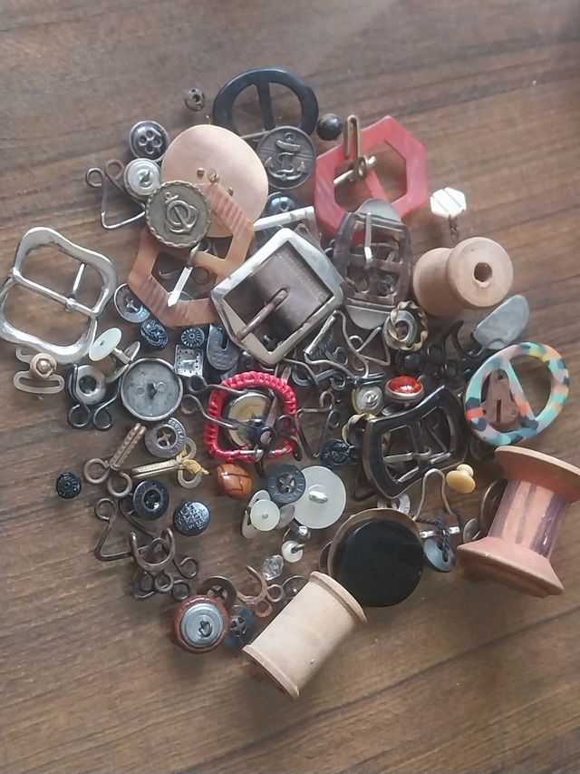 Lote de Botones Antiguos y Hebillas