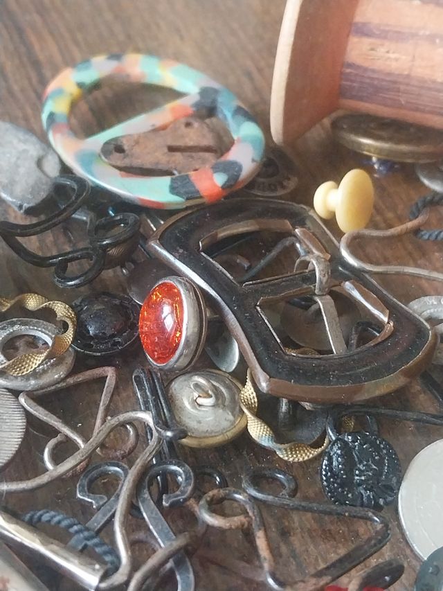 Lote de Botones Antiguos y Hebillas