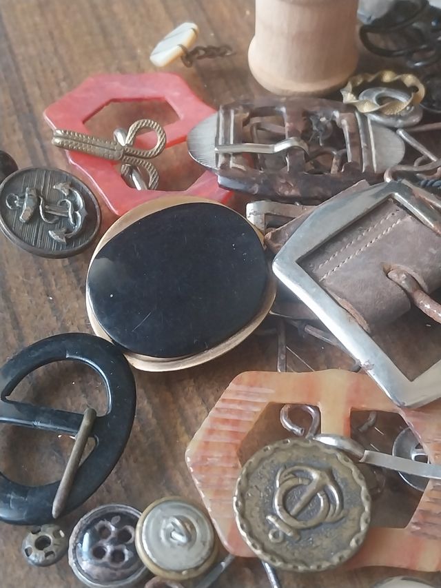 Lote de Botones Antiguos y Hebillas