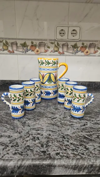 Jarra y 6 vasos de cerámica decorados