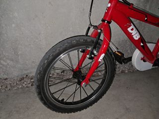 Bicicleta infantil roja.