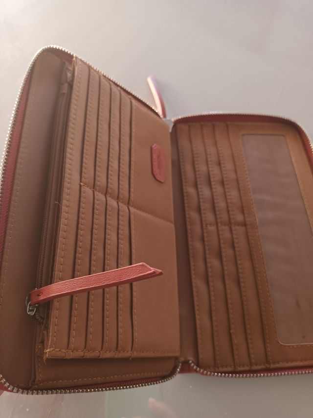 Cartera de mano con diseño floral