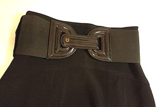 Falda negra de talle alto con cinturón elástico