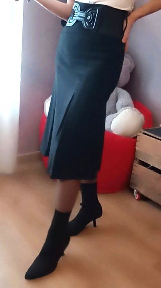 Falda negra de talle alto con cinturón elástico