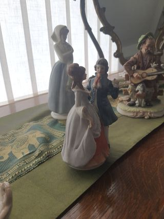 Lampada, vaso e statuette decorative