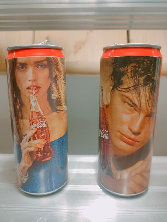 Lattine Coca Cola con immagini