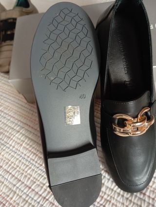 Zapatos Mujer Negros con Cadena Dorada