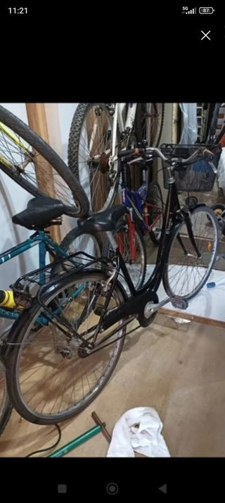 Bicicleta urbana negra con cesta