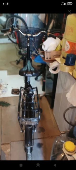 Bicicleta urbana negra con cesta