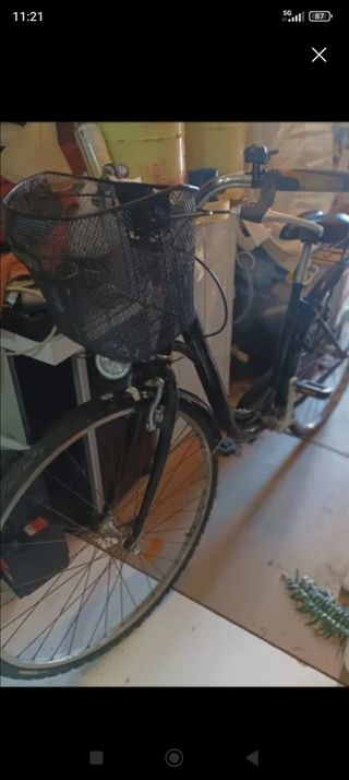 Bicicleta urbana negra con cesta