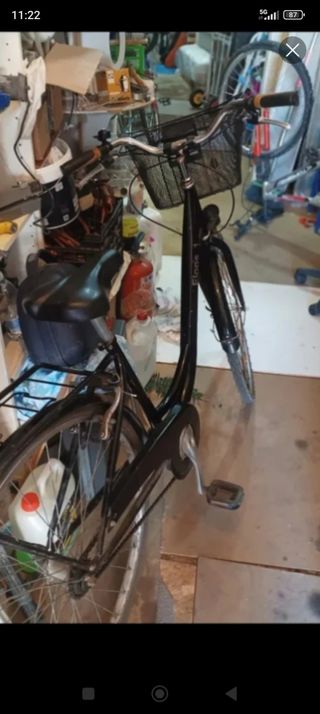 Bicicleta urbana negra con cesta