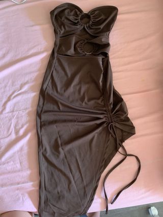 Vestido marrón strapless con aros