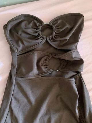 Vestido marrón strapless con aros