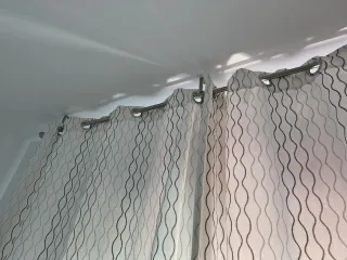 Cortinas grises y blancas con anillas
