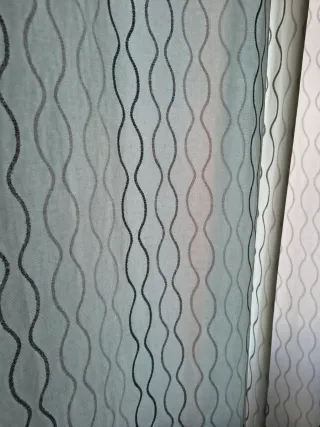 Cortinas grises y blancas con anillas