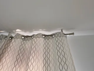 Cortinas grises y blancas con anillas