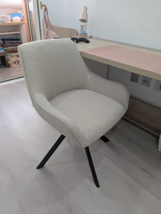 Silla de escritorio moderna beige.
