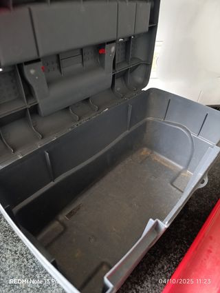 Caja de herramientas gris y roja