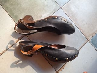 Zapatos de piel negros con tachuelas