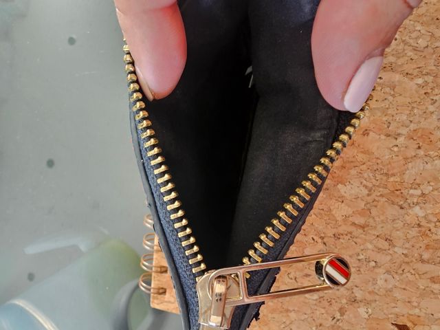 Cartera Tommy Hilfiger Negra y Roja