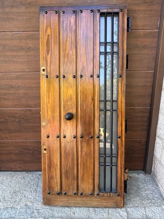 Puerta de madera con cristal y reja