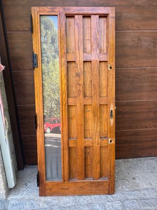 Puerta de madera con cristal y reja