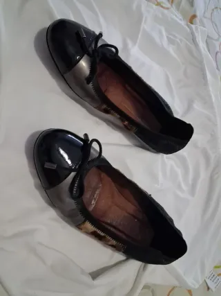 Zapatos de cuero negros y plateados