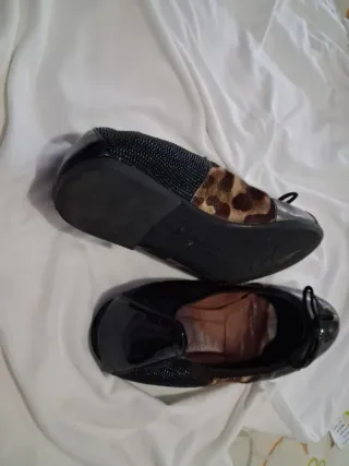 Zapatos de cuero negros y plateados