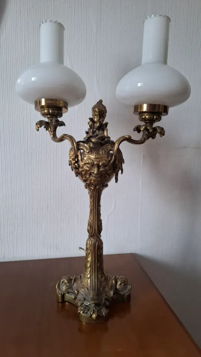 Lámpara de bronce con ángeles