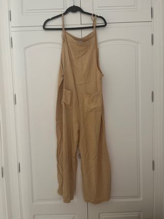Mono de rayas beige y amarillo