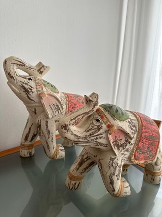 Pareja de elefantes decorativos de madera