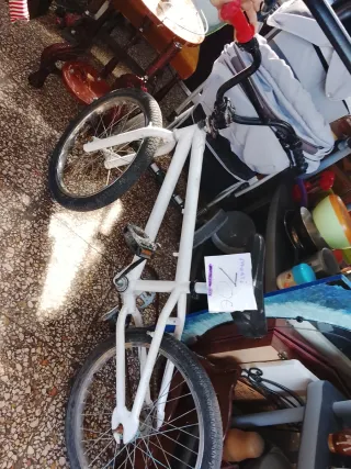 Bicicleta BMX blanca monti  sin frenos 