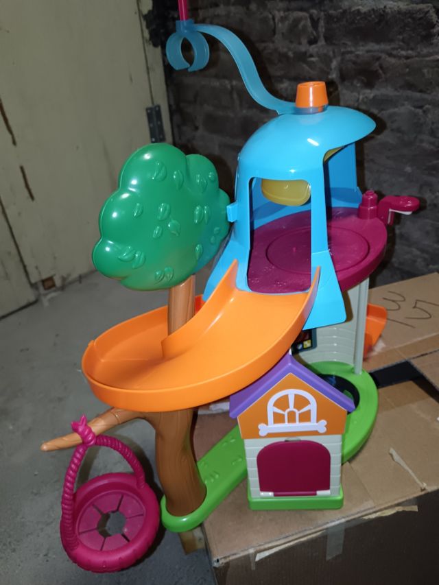 Casa gioco con albero e altalena con personaggi