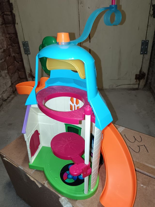 Casa gioco con albero e altalena con personaggi