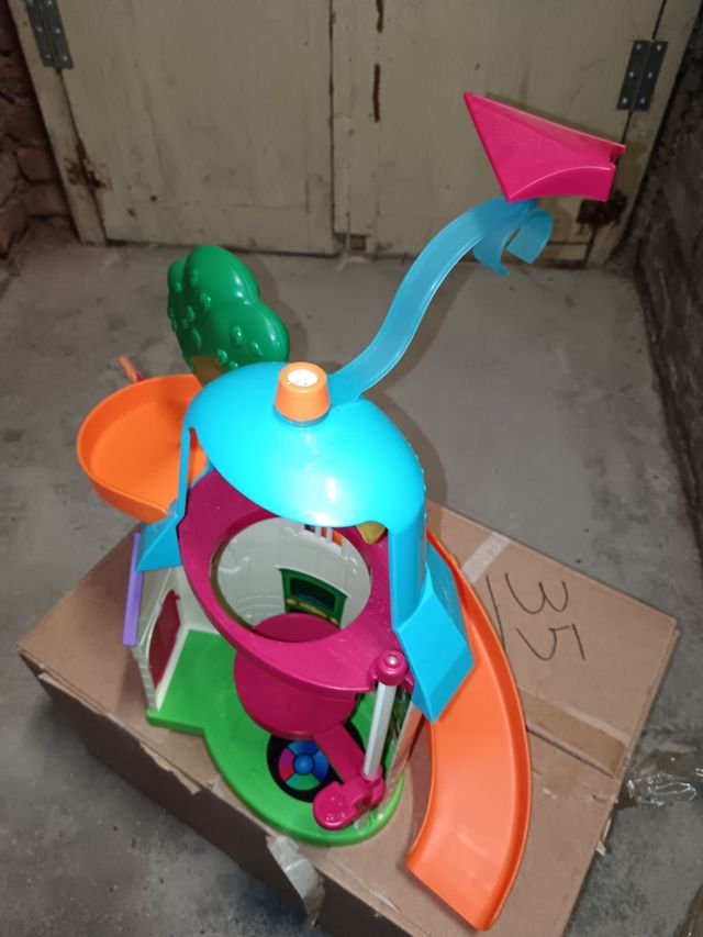 Casa gioco con albero e altalena con personaggi