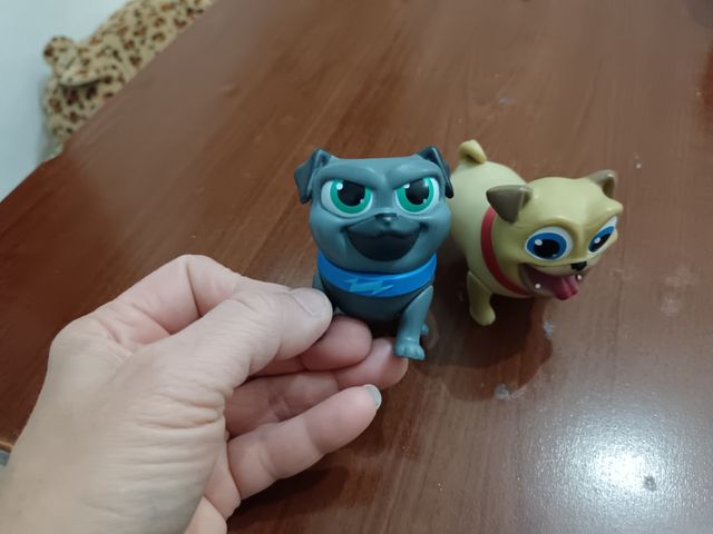 Casa gioco con albero e altalena con personaggi