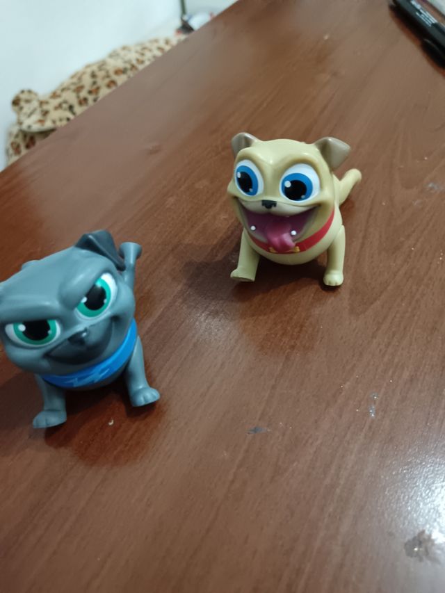 Casa gioco con albero e altalena con personaggi