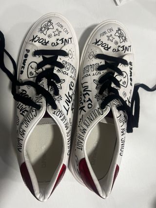 Zapatillas blancas con dibujos Live to Rock