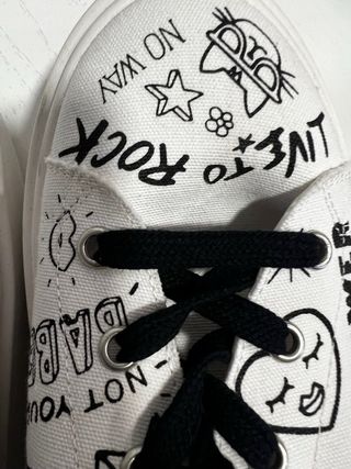 Zapatillas blancas con dibujos Live to Rock