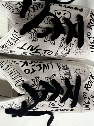 Zapatillas blancas con dibujos Live to Rock