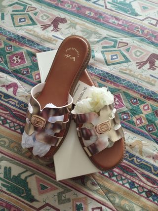Sandalias H.A. doradas mujer