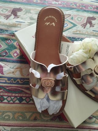 Sandalias H.A. doradas mujer